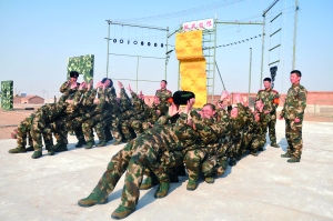 边防支队新兵参加拓展器材训练中