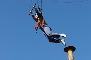 一名学生挑战高空拓展设备项目中